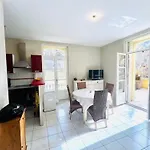 F2 Avec Balcon, Centre-ville, 2 Pers, Proche Cures, Animaux Admis - Fr-1-703-183