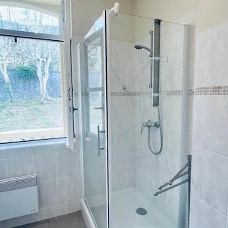 F2 Avec Balcon, Centre-ville, 2 Pers, Proche Cures, Animaux Admis - Fr-1-703-183 *