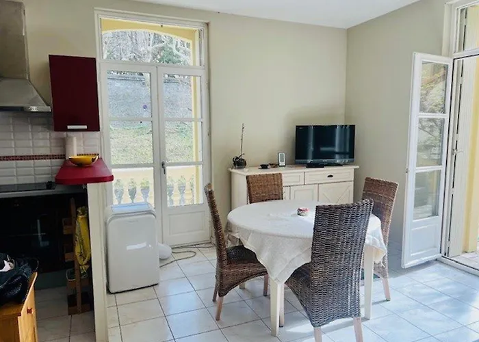 F2 Avec Balcon, Centre-ville, 2 Pers, Proche Cures, Animaux Admis - Fr-1-703-183