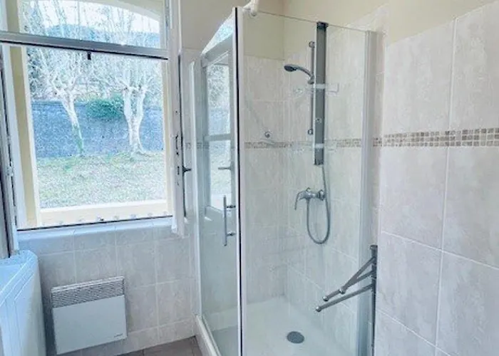 F2 Avec Balcon, Centre-ville, 2 Pers, Proche Cures, Animaux Admis - Fr-1-703-183 *