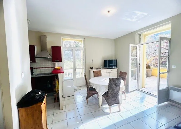 F2 Avec Balcon, Centre-ville, 2 Pers, Proche Cures, Animaux Admis - Fr-1-703-183